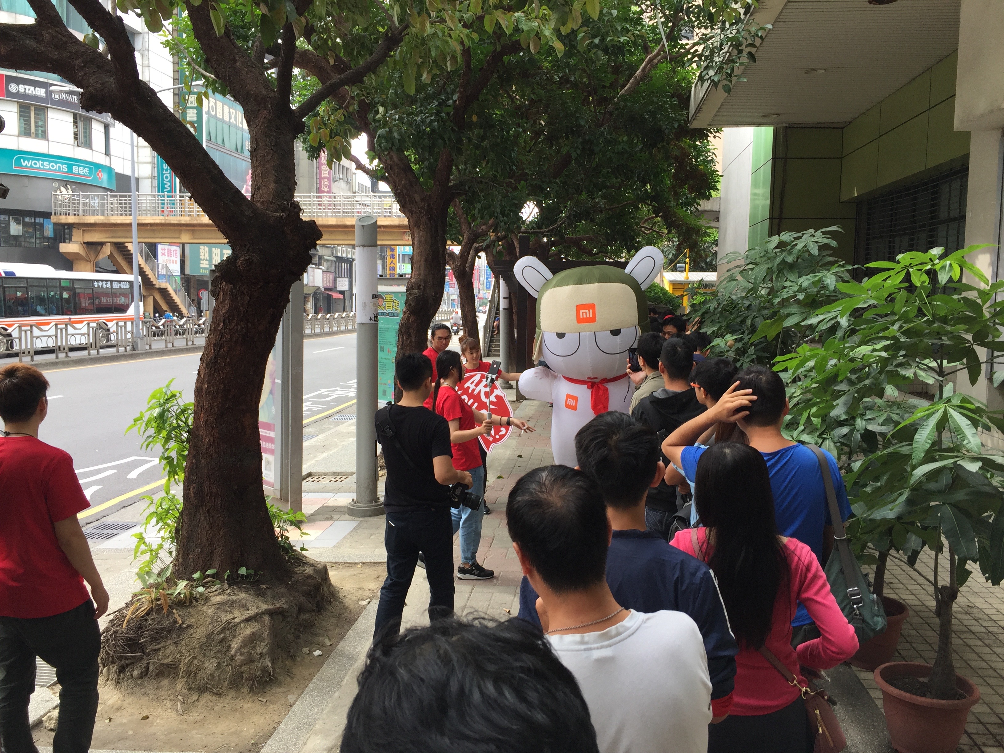 小米之家台中店開幕吸引不少民眾排隊參加
