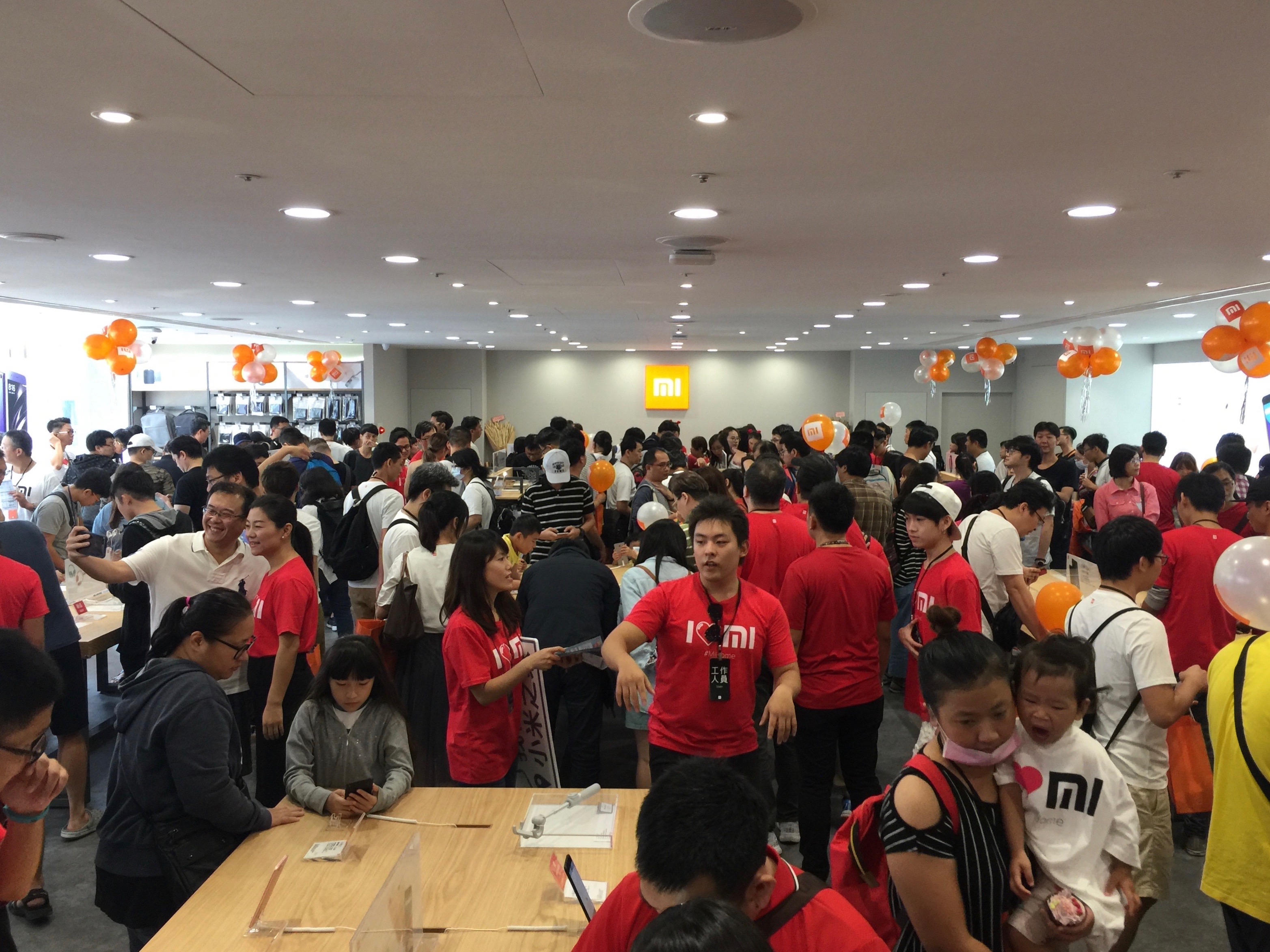 小米之家台中店開幕店內超多人