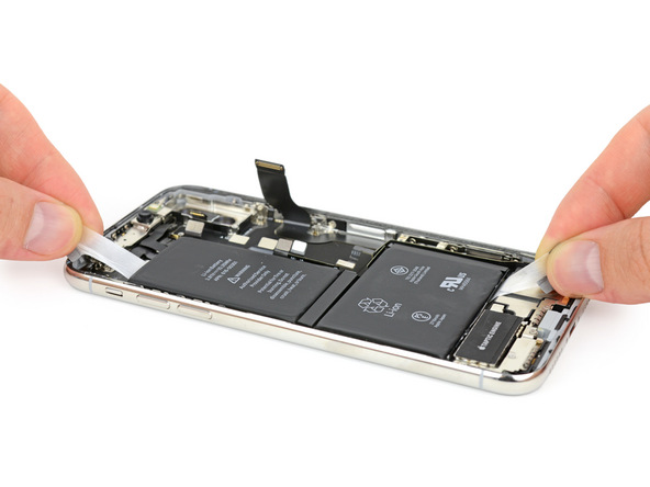 iPhone X拆解:將電池背膠拉出