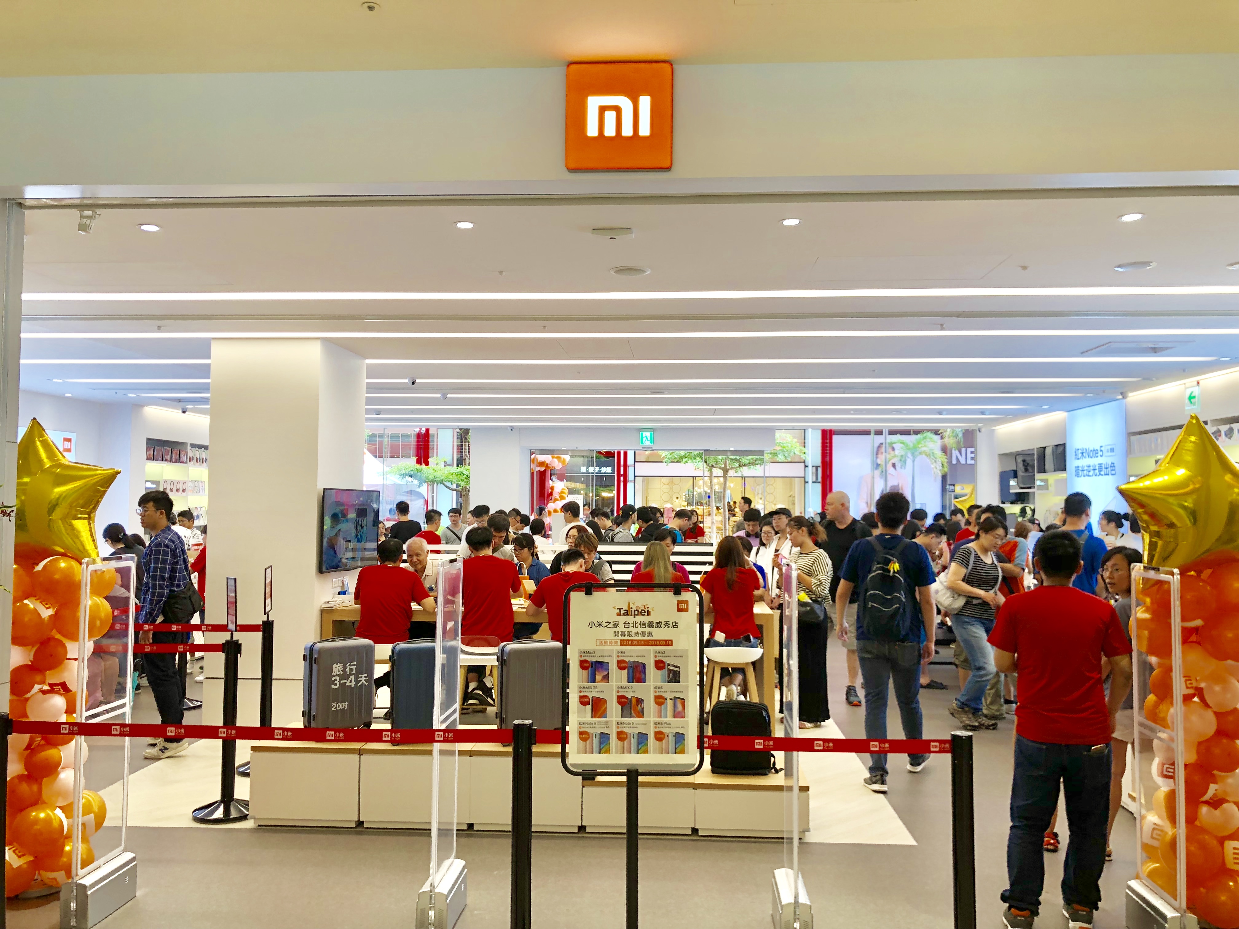 小米之家信義威秀店開幕pocophone F1 獨家首賣 還有多項商品開幕限時優惠中 蘋果仁 果仁iphone Ios 好物推薦科技媒體