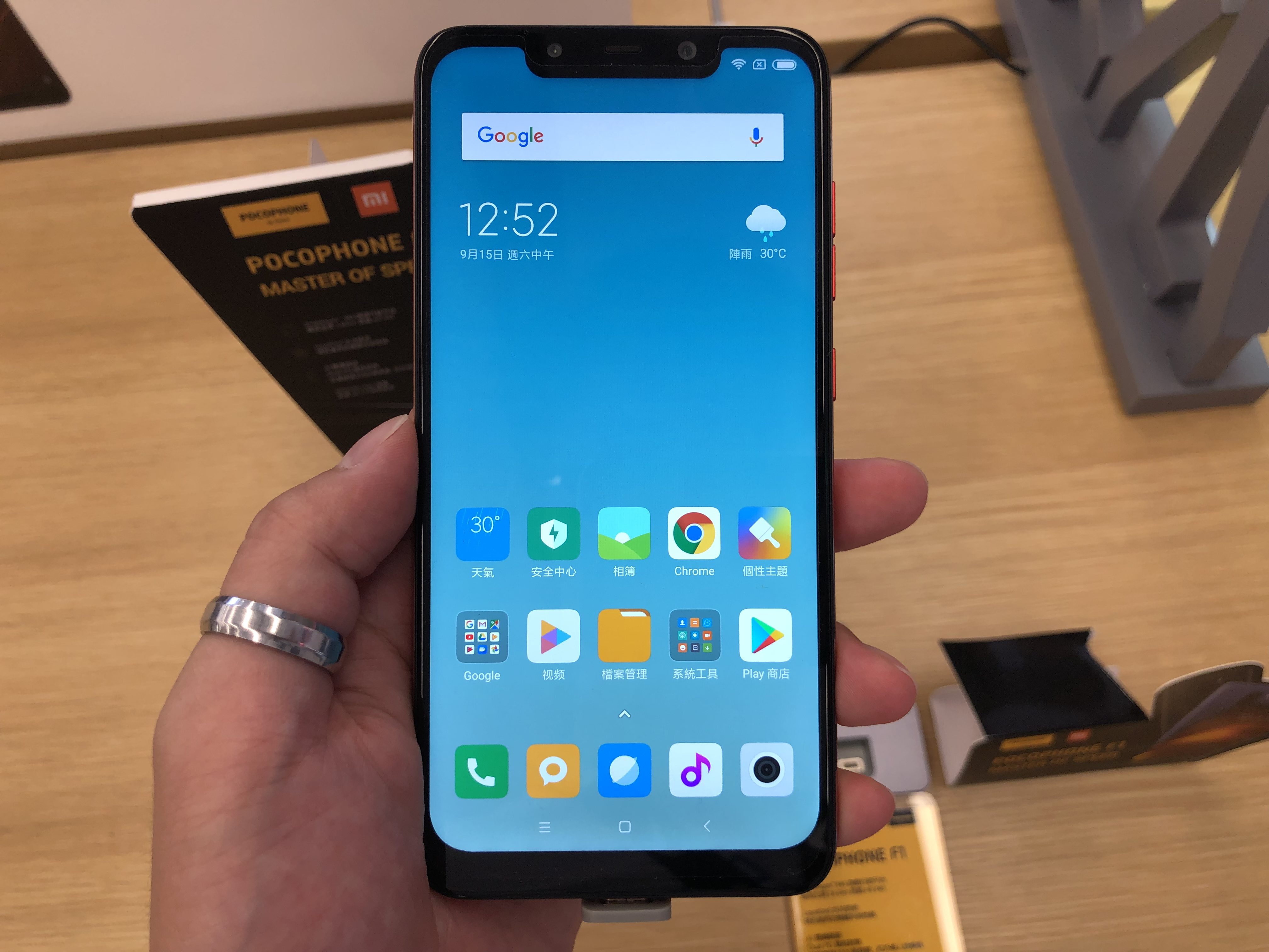 小米之家信義威秀店、POCOPHONE F1