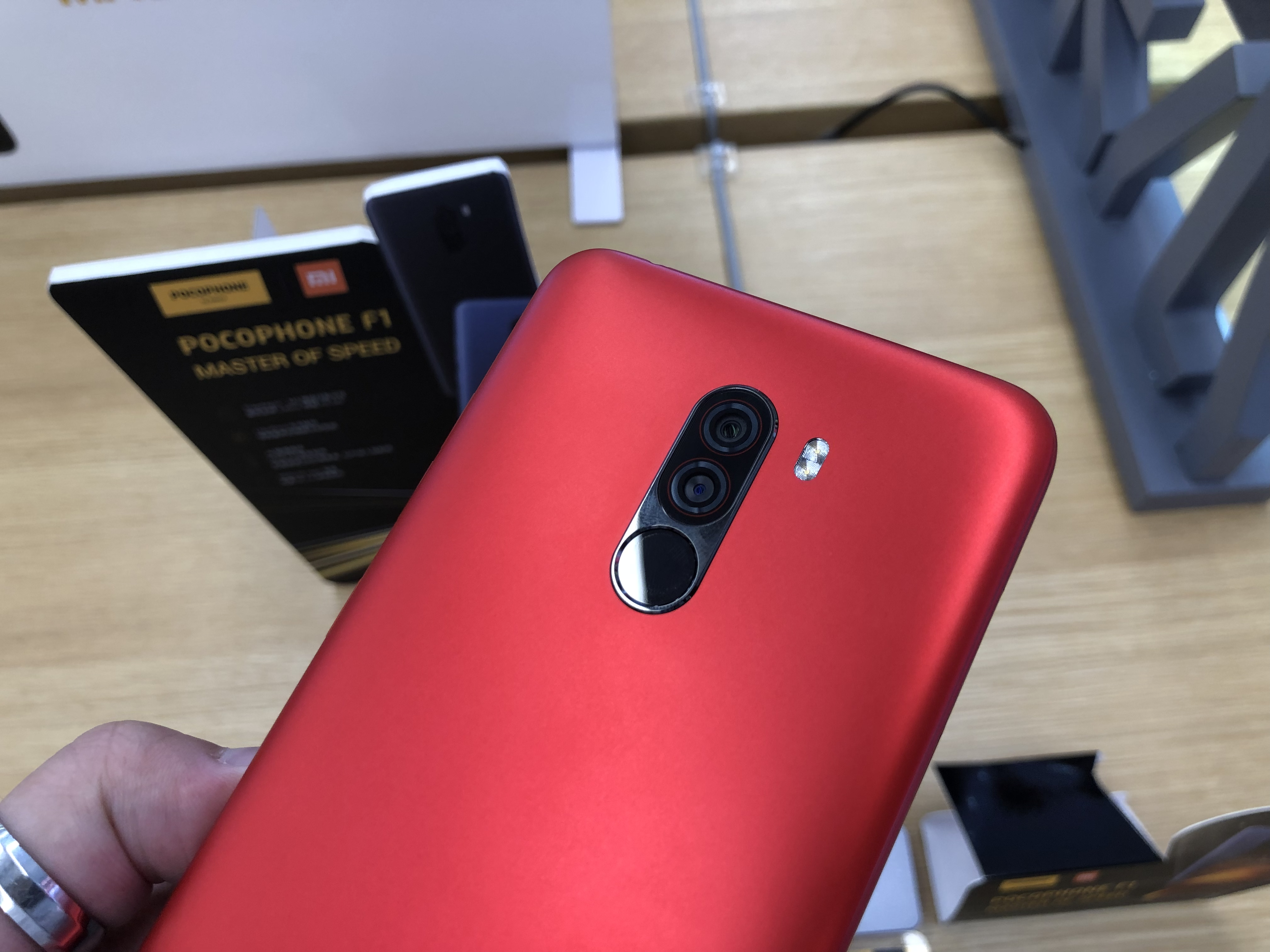 小米之家信義威秀店、POCOPHONE F1