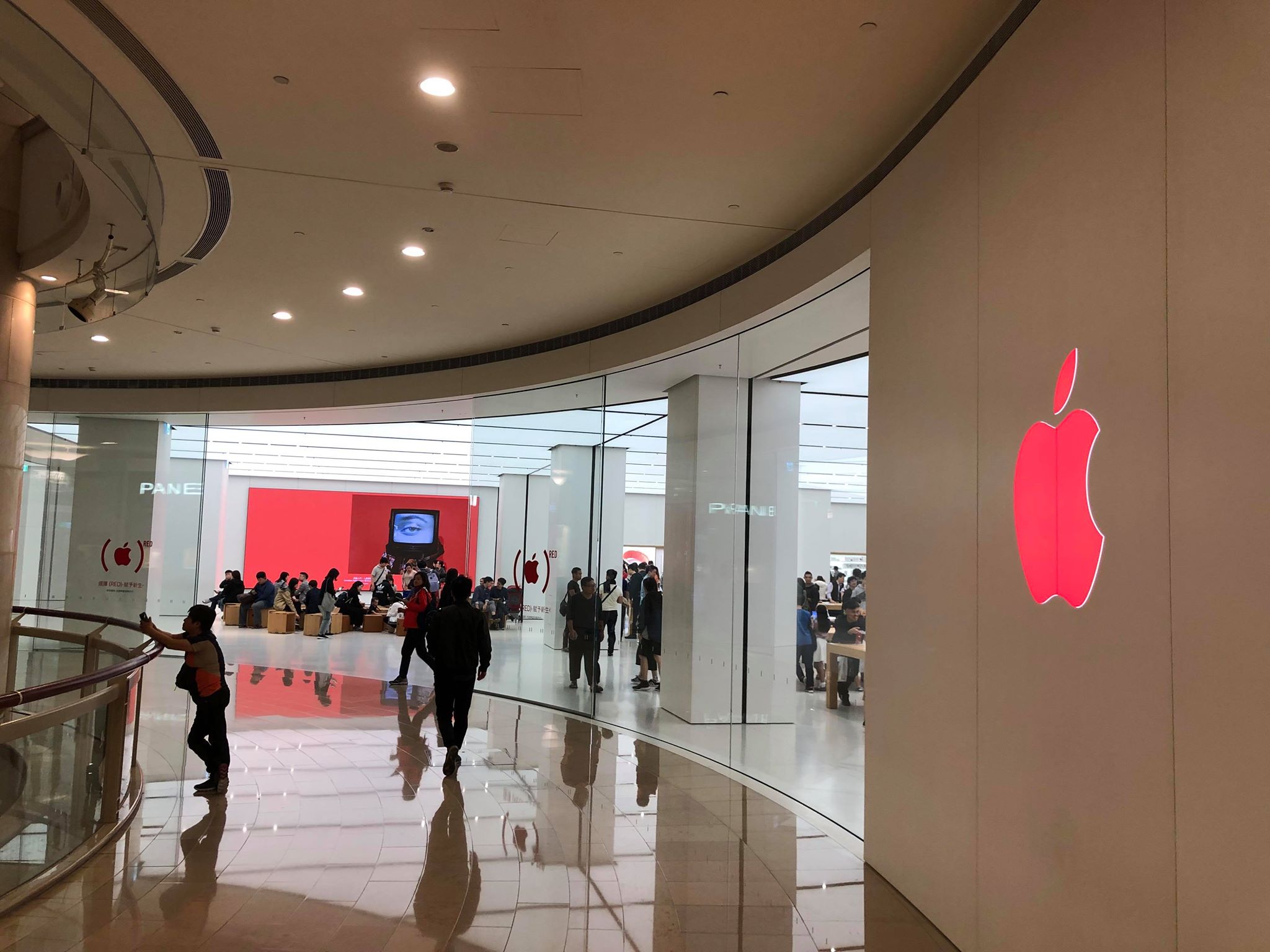 如果你今天路过Apple Store 门市，却发现它的纯白苹果标变成了红色，请不要感到奇怪