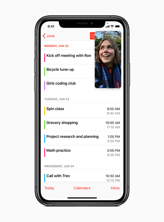 iPhone 11 Pro 上的 FaceTime 通話顯示 iOS 14 的全新「子母畫面」功能。