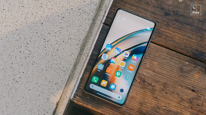 全螢幕 iPhone 螢幕下鏡頭