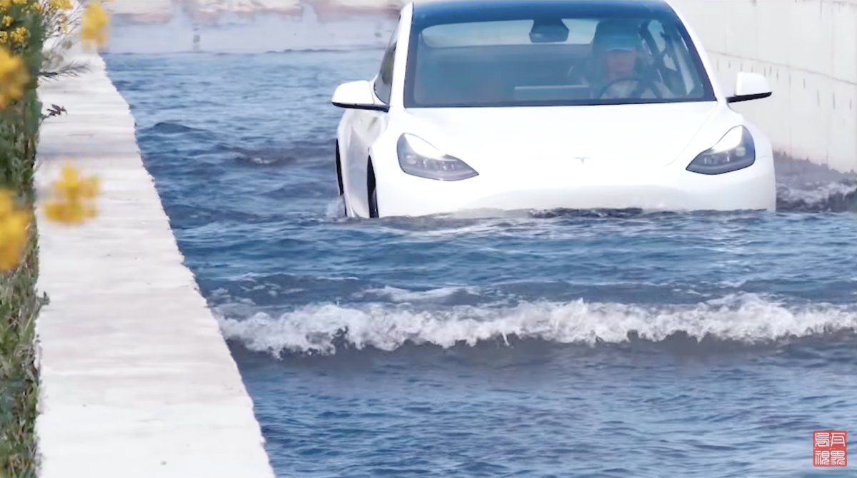 特斯拉 Tesla Model S 涉水