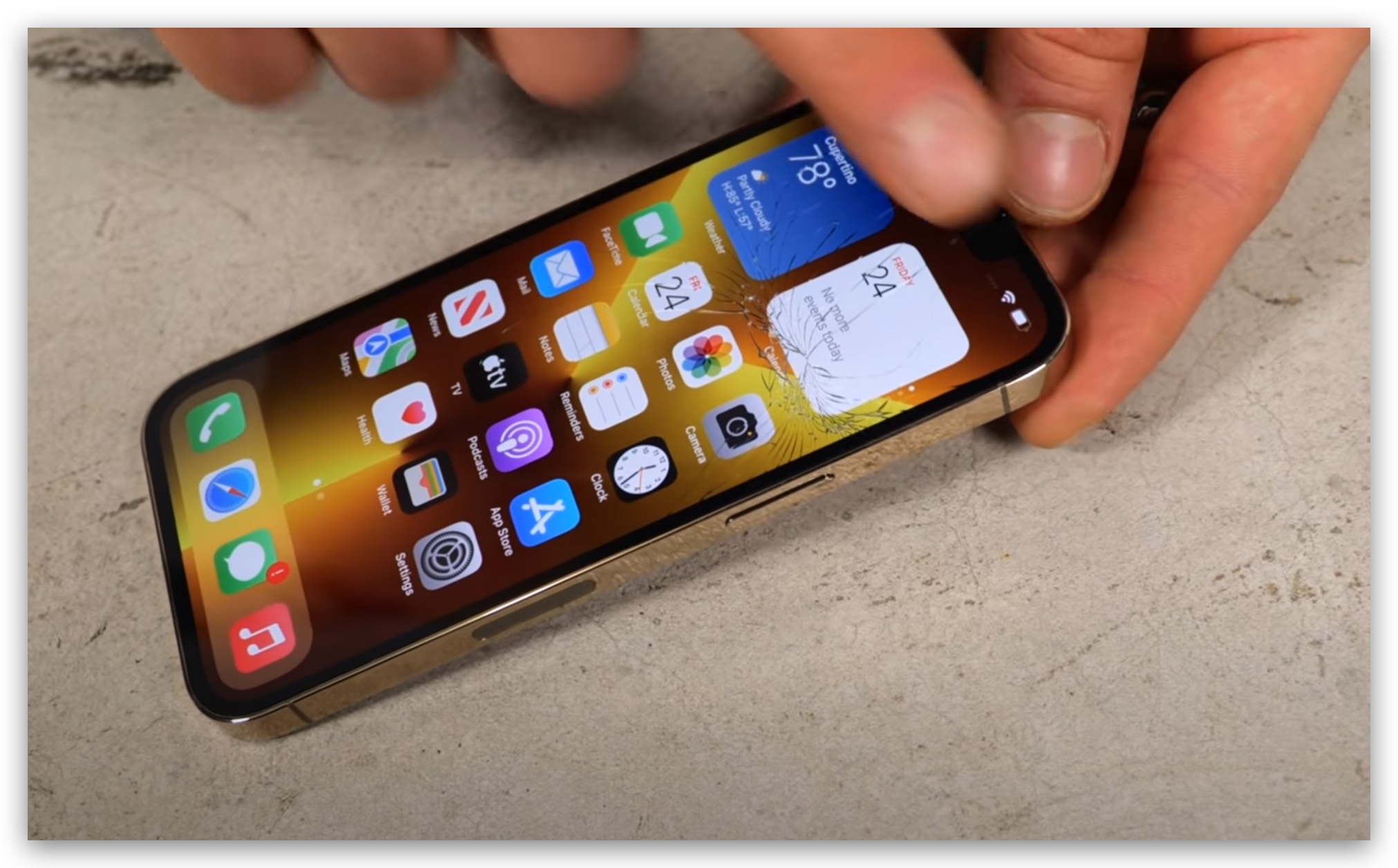 iPhone 13 摔手機測試