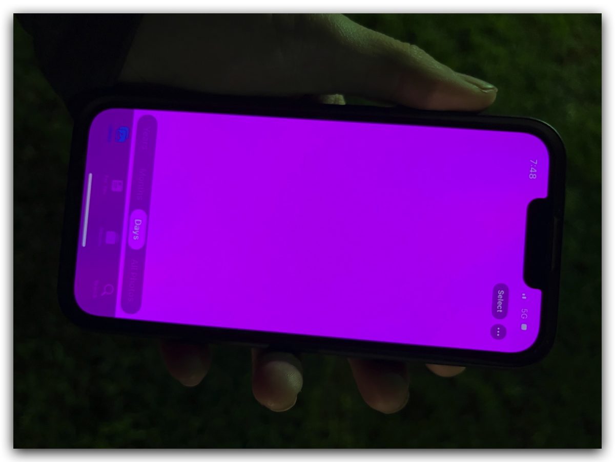 iPhone 螢幕變紫色