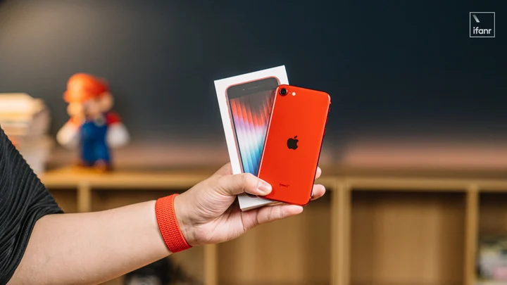 iPhone SE 3 iPhone 13