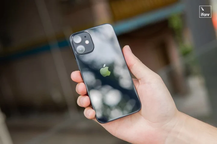 iPhone SE 3 iPhone 13