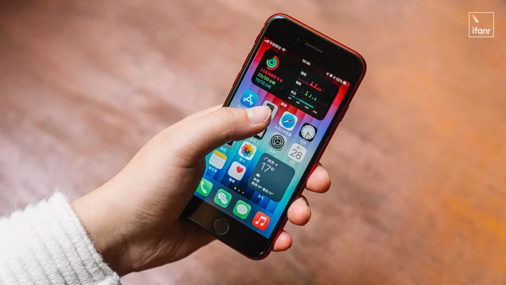 iPhone SE 3 iPhone 13