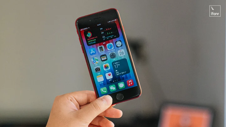 iPhone SE 3 iPhone 13