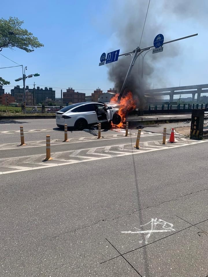 特斯拉 Tesla Model X Autopilot 車禍 起火
