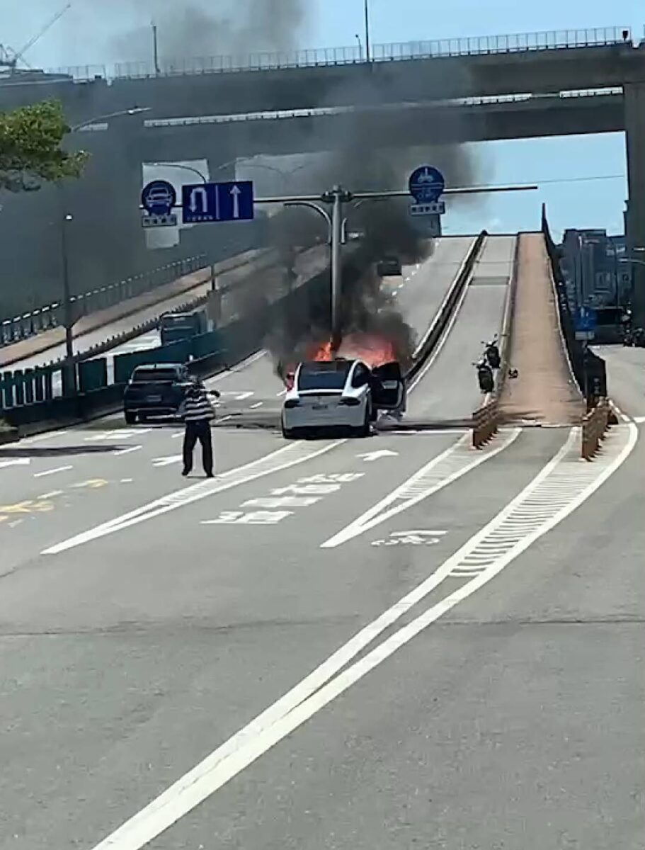 特斯拉 Tesla Model X Autopilot 車禍 起火