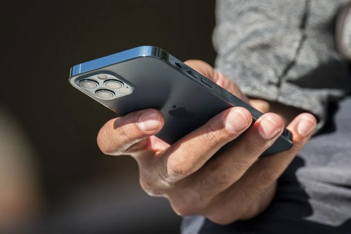iPhone 衛星緊急 SOS 服務