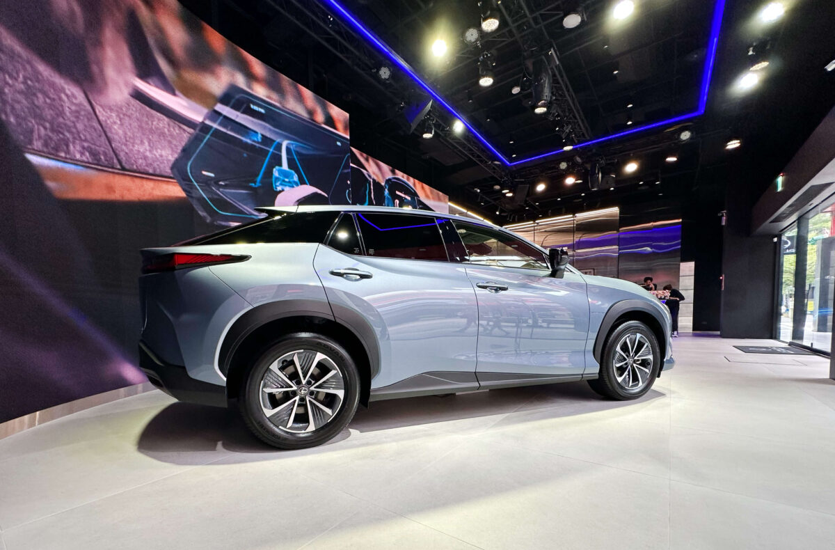 Lexus RZ450e