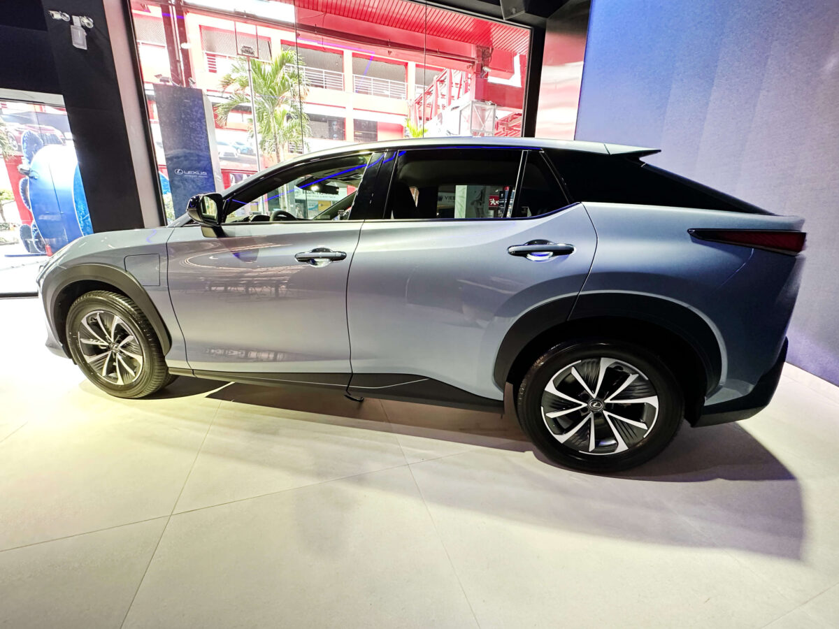 Lexus RZ450e
