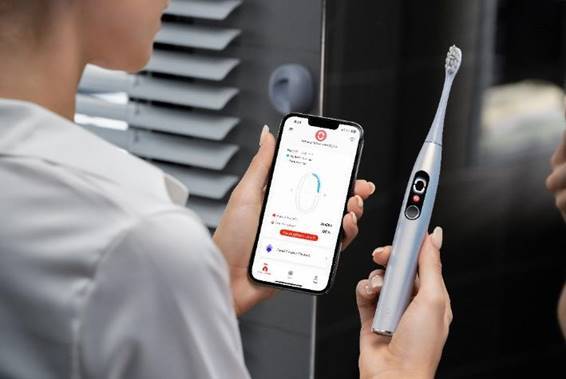 Oclean 全新「X Pro Digital 智能音波電動牙刷」刷柄搭載全球唯一智慧觸控螢幕， 搭配專屬 app「歐可林」隨時掌握潔牙精確度