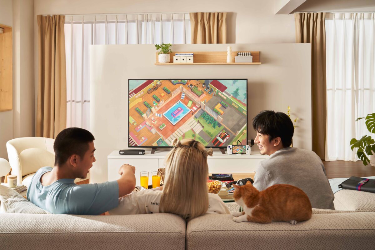 ASUS ROG Ally「We Time」支援最高4支遊戲手把並以ROG電競多合一充電器連接大螢幕，揪好友嗨玩派對遊戲。