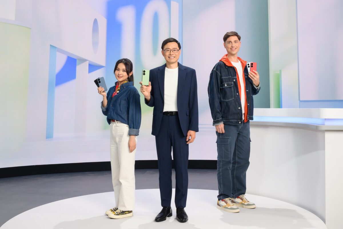 華碩共同執行長許先越今日發表5G旗艦手機Zenfone 10。