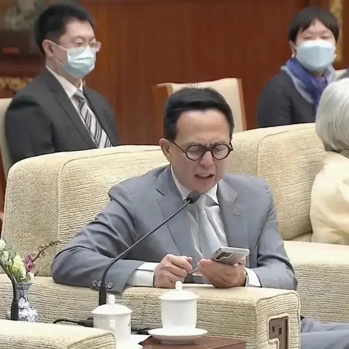 iPhone 裝手機殼 裸機
