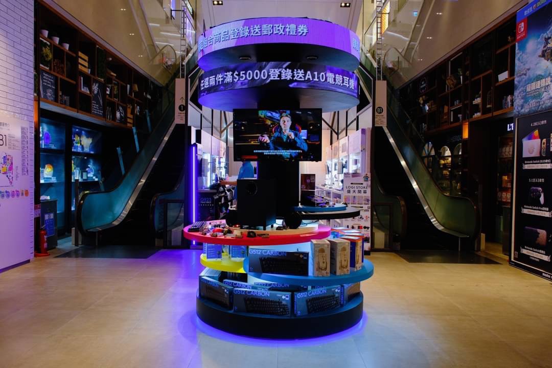 Logitech Logi Store 高雄漢神巨蛋快閃店於手扶梯旁、店入口處特別設置Logitech G 電競體驗專區，提供消費者繽紛多彩的商品選搭，以及實際體驗商品的高效功能