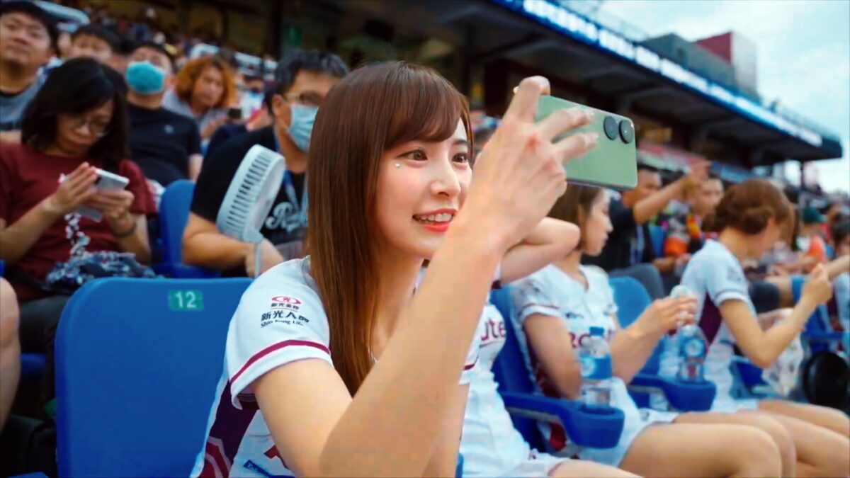 ASUS Zenfone 10單手靚拍！跟著人氣網紅IG限動挑戰抽Zenfone。樂天女孩—孟潔邀粉絲一起挑戰單手靚拍抽Zenfone 10。