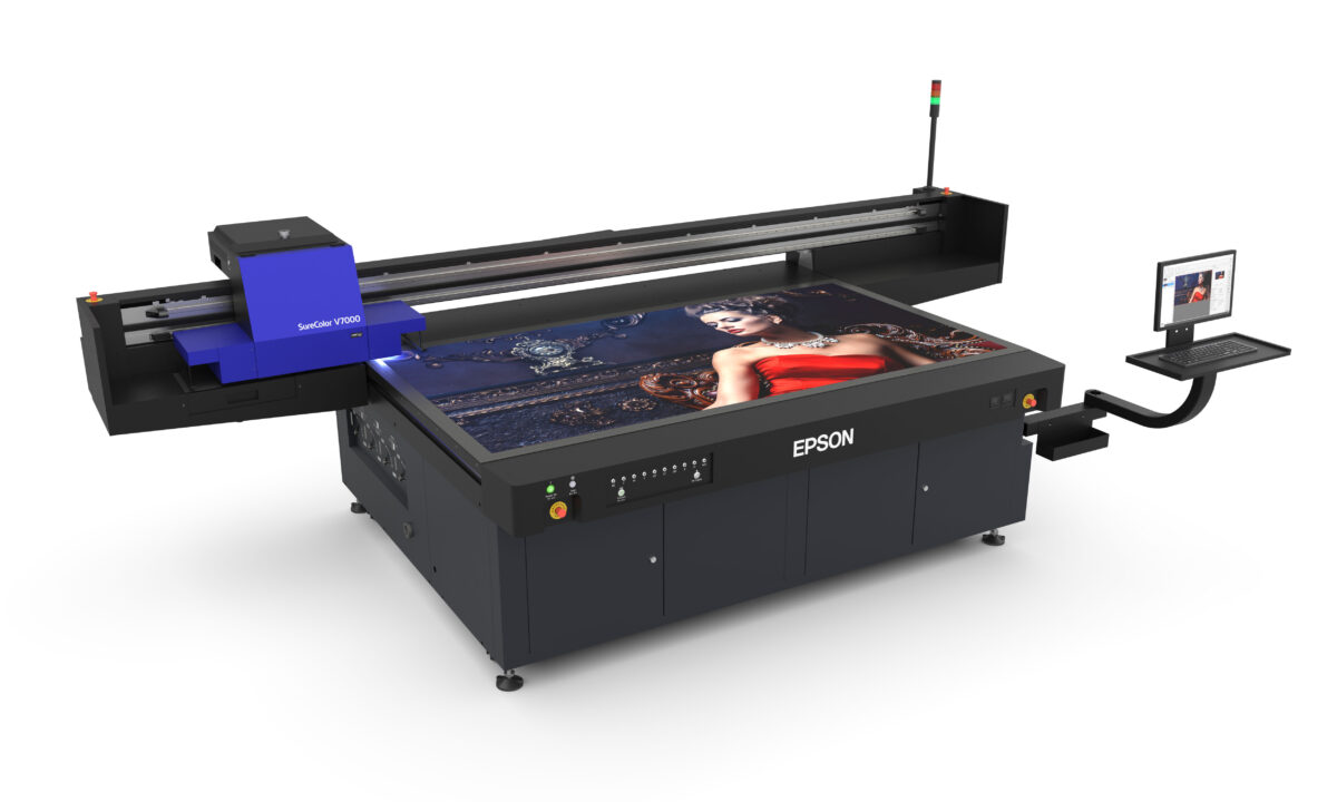 Epson SC-V7000大尺寸平台式UV印刷機搭載全新優化噴頭,8顆1吋壓電式噴頭以獨特排列方式,列印速度相較他牌快出三倍。