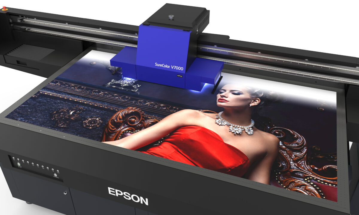 Epson SC-V7000大尺寸平台式UV印刷具備10色墨水配置,擁有更廣的色域,以及更細緻的輸出表現。