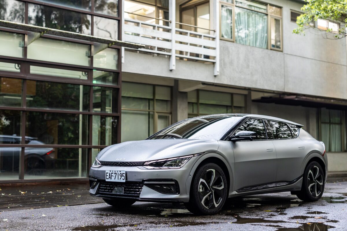 Kia品牌代表作The EV6純電智慧跨界休旅,蟬聯2023年1-8月非豪華電動車品牌銷售冠軍,上市以來累計銷售領牌突破1,200台。