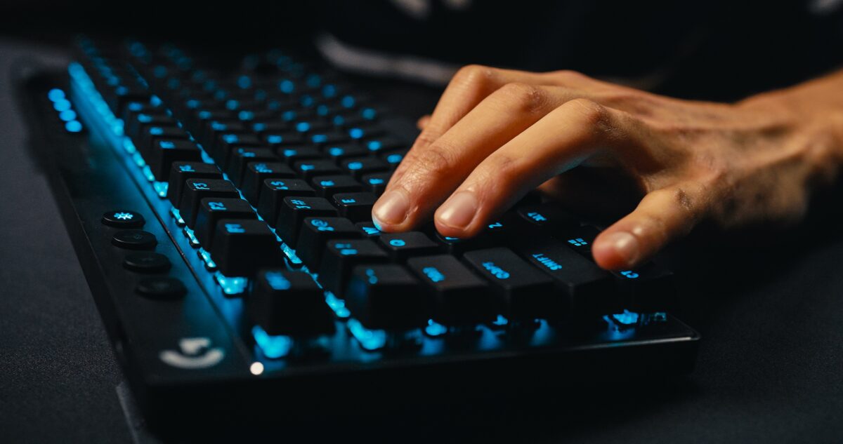 Logitech PRO X TKL LIGHTSPEED 無線機械式TKL遊戲鍵盤改用PBT鍵帽強化耐用度