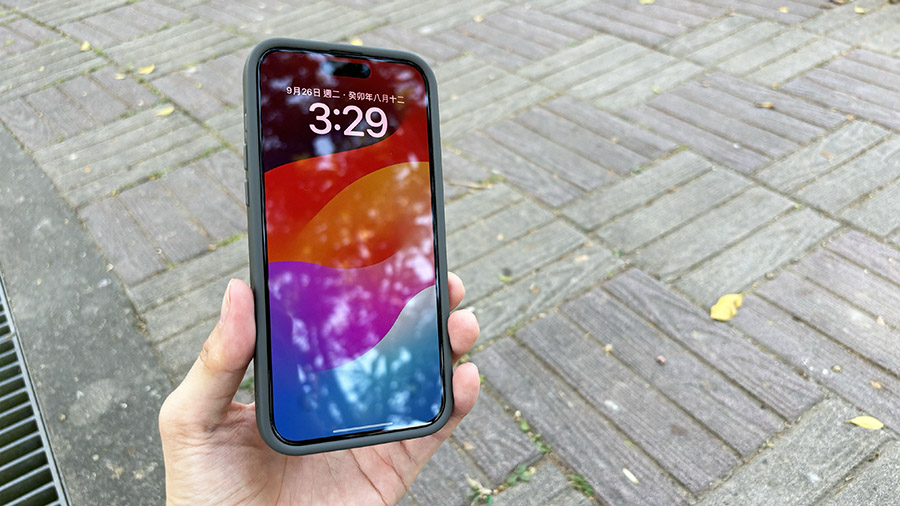 iPhone 鎖定畫面 背景圖片 上半部模糊