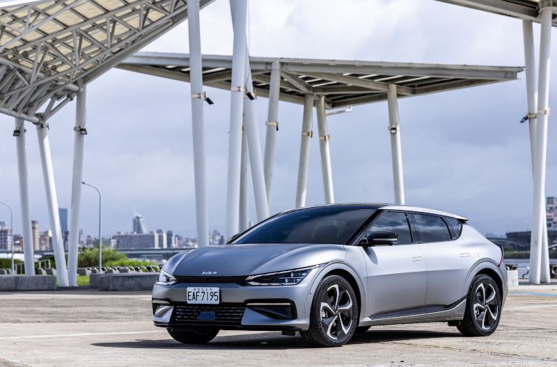 Kia品牌代表作純電智慧跨界休旅The EV6，自上市至今累計銷售已達1,341台，持續蟬聯2023年1-9月非豪華進口電動車銷售冠軍！