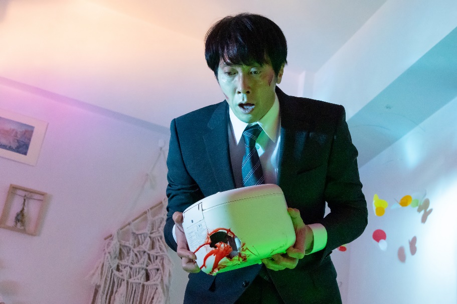 Disney+ channel《我家的英雄》故事描述了平凡的上班族鳥栖哲雄（Tetsuo Tosu）一輩子都過著奉公守法、循規蹈矩、外人眼中再普通不過的生活