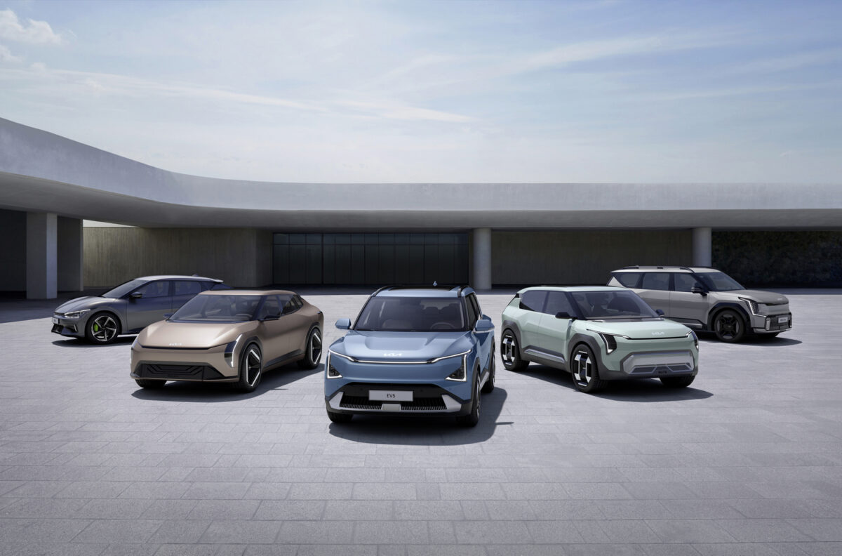 一年一度的Kia全球總部品牌盛事「Kia EV Day」宣告了「EV for all」的願景，The EV5與概念車EV4、EV3一同驚艷現身，預計2026年實現年銷售100萬輛電動車、同時在2030年達到每年160萬輛的目