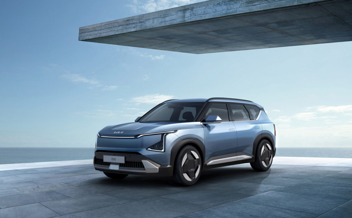 The Kia EV5基於專用電動車平台E-GMP，共有標準版、增程版和增程AWD版本三種設定，The Kia EV5 GT車型亦在未來的規劃產品陣容之列，將以更強悍的性能與操駕樂趣滿足消費者期待。