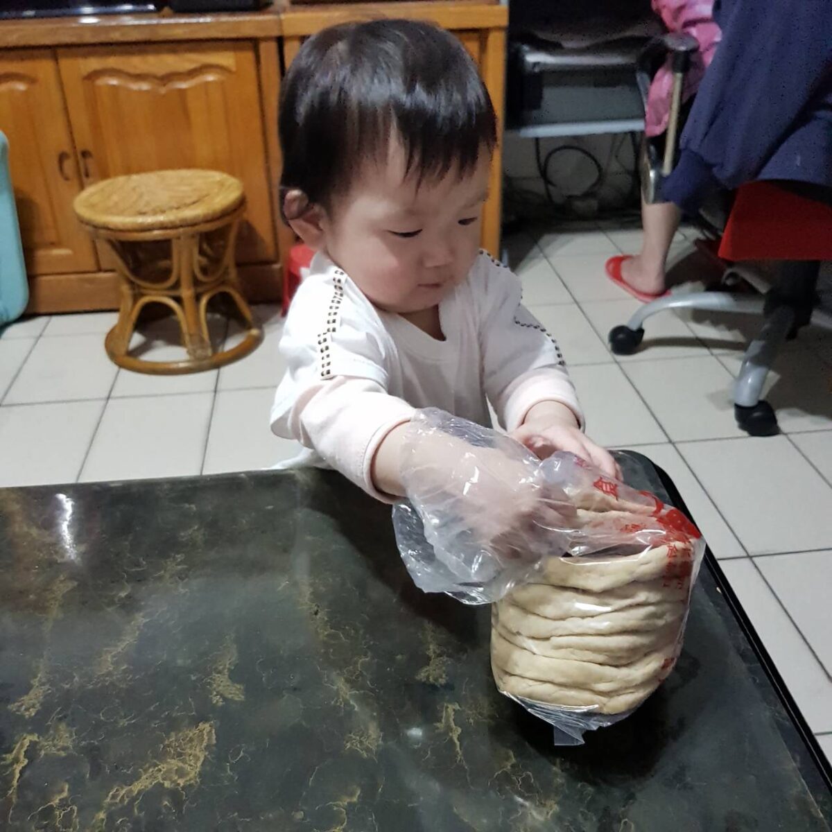 蝦皮購物舉辦「蝦皮金選獎」食品類「新竹美食王」涂老闆邊包貨，小孩邊偷吃