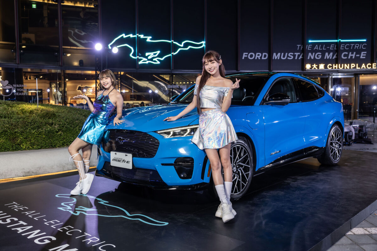 Ford純電跑旅The All-Electric Ford Mustang Mach-E於上週五（10/27）舉辦無侷限上市派對，邀請甫參加完台北時裝周的啦啦隊女神 林襄以及師妹小龍女 霖霖擔任主持人，為Ford在台首款純電車完美釋放充滿時尚且美式調韻的熱情電力！
