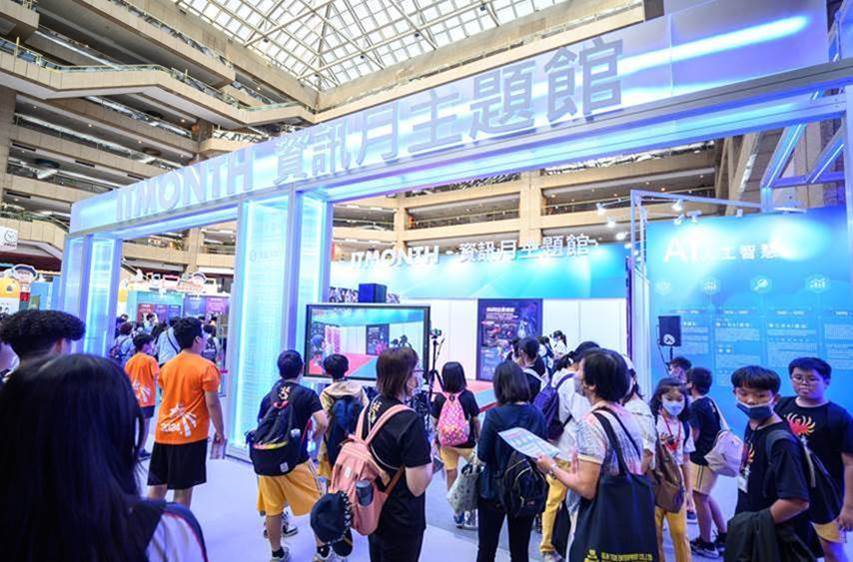 資訊月主題館與數位發展部攜手引領了近40家的科技廠商，展示臺灣業者針對AR:VR、生成式AI、沉浸式內容、數位雙生等相關領域的技術創新研發，以及原創內容等開發能量