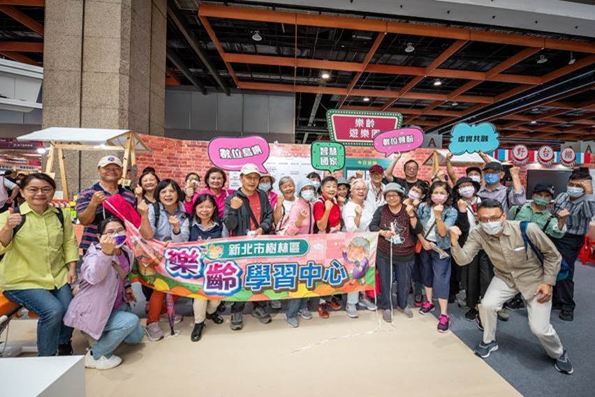 五感科技體驗，以遊戲的方式展現科技在視覺，聽覺，嗅覺，味覺，及時觸覺的應用，內容豐富場場客滿，讓樂齡族群嘖嘖稱奇