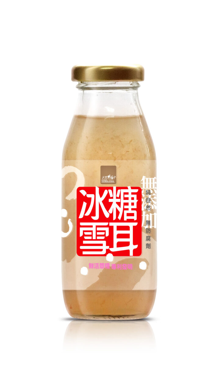萊爾富提供吃全素的民眾,一款以白木耳熬製、無香料且低卡、低熱量的天然果罐子冰糖雪耳,NT 69元