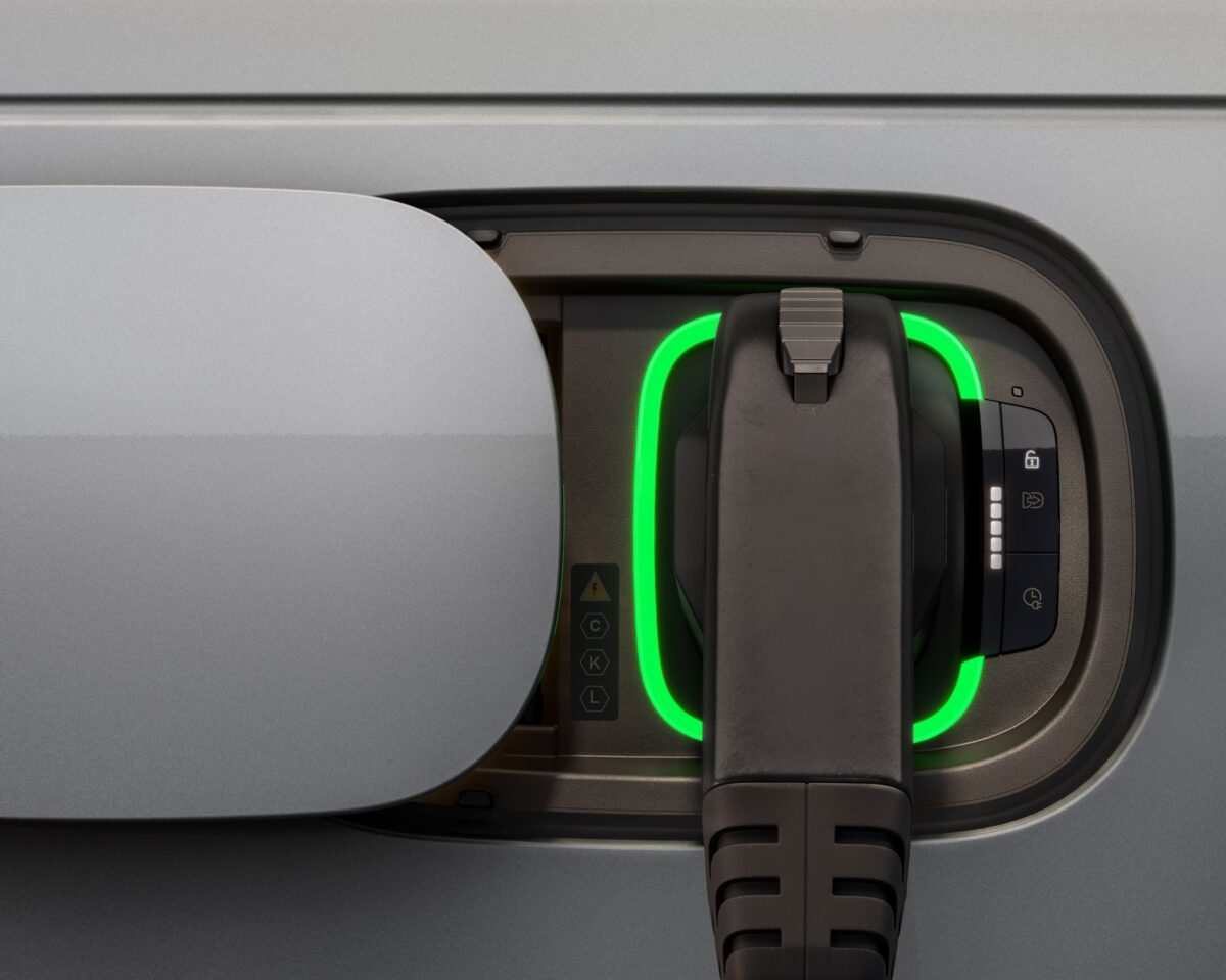 Range Rover Electric採用800V高壓電池系統，實現公用充電網絡的快速充電效能。