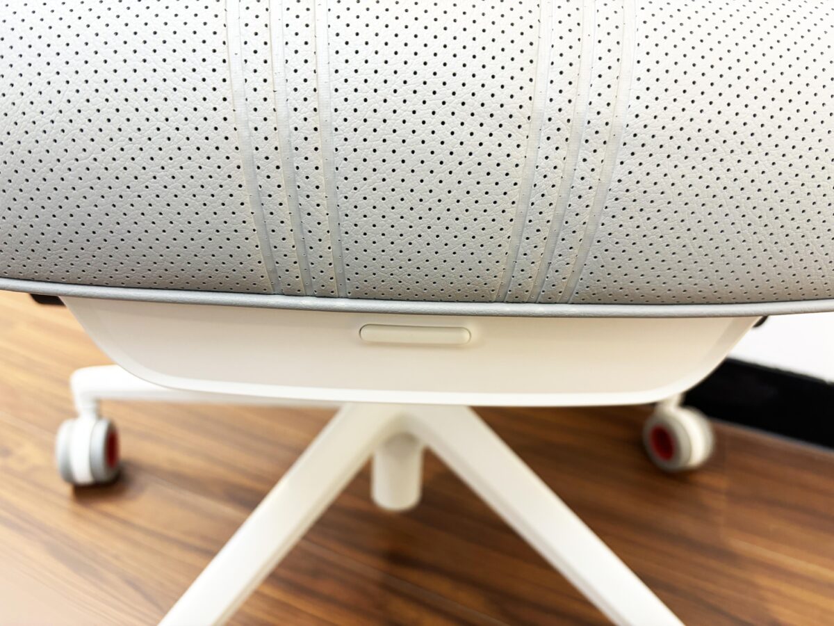 GC PRO 電競椅 下方放置行動電源的地方