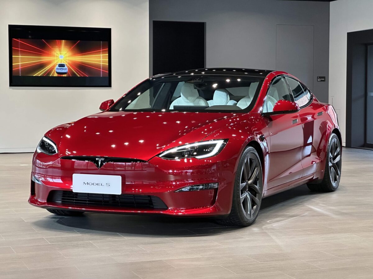 特斯拉 Tesla Model Y 烈焰紅 低調夜幕灰