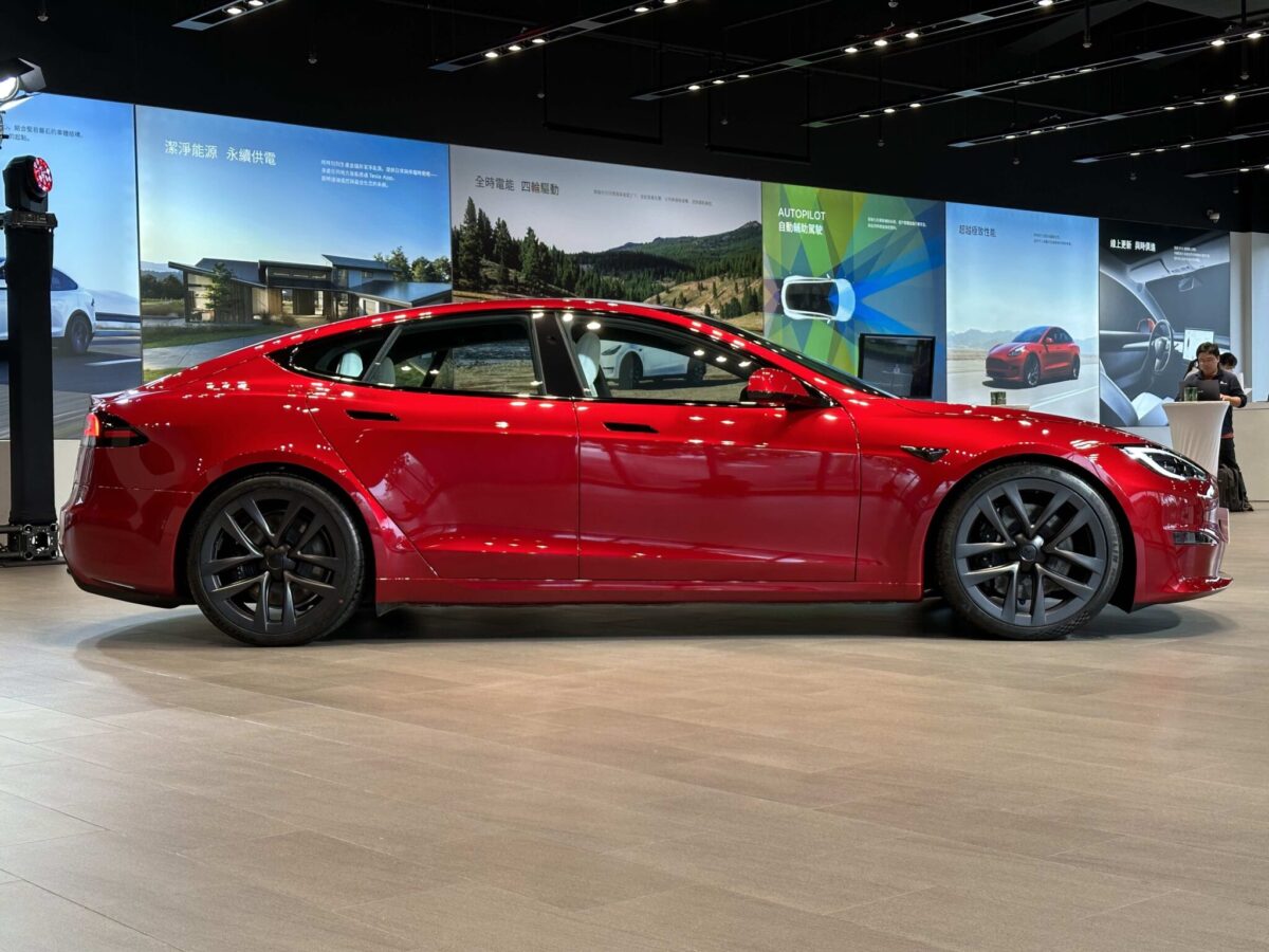 特斯拉 Tesla Model Y 烈焰紅 低調夜幕灰