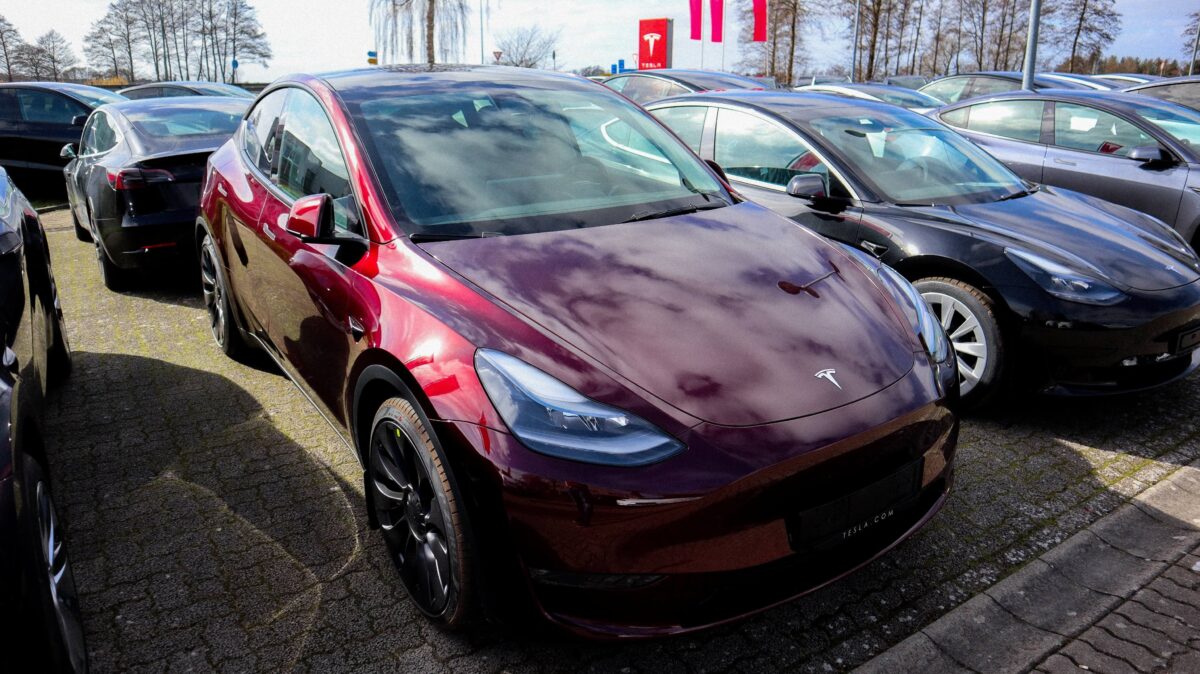特斯拉 Tesla Model Y 烈焰紅 低調夜幕灰