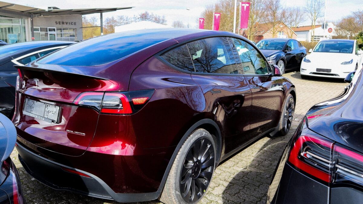 特斯拉 Tesla Model Y 烈焰紅 低調夜幕灰
