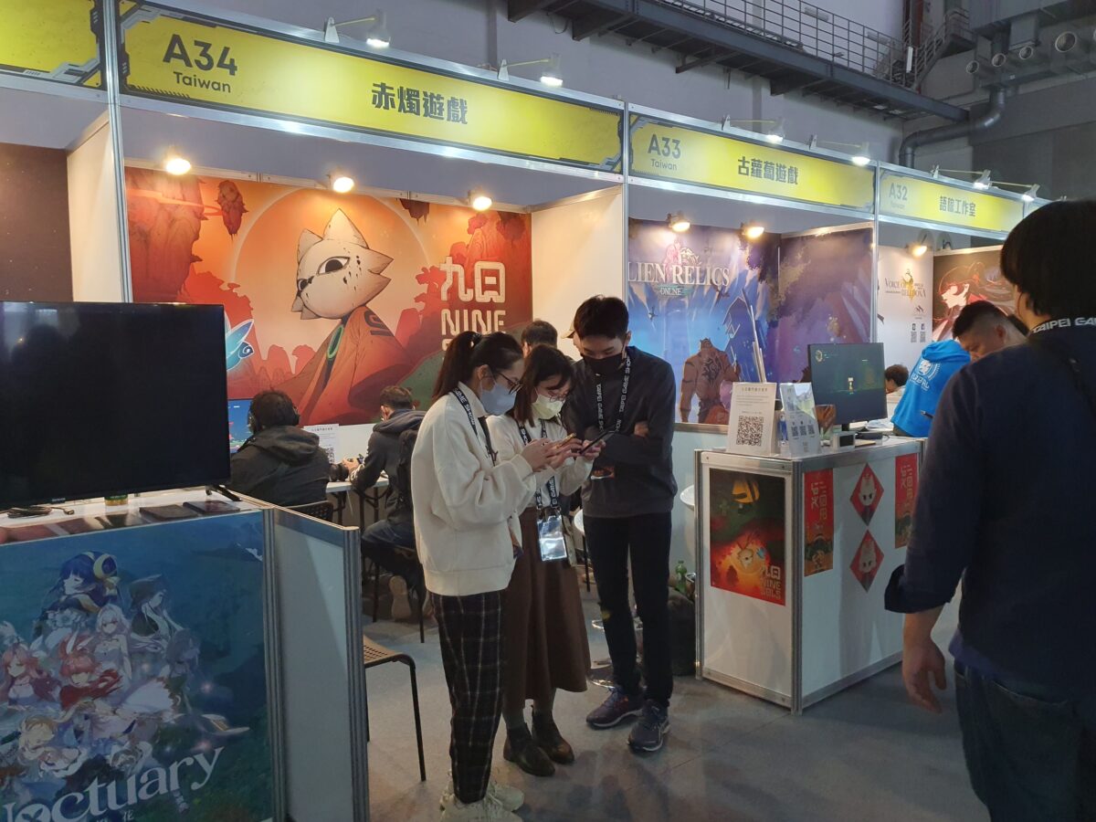 2024_電玩展攤位獨立遊戲區_Indie Game Award 2024最佳劇情獎的本土團隊赤燭遊戲、展出的獲獎作品《九日》預計於 2024 年 Q1 正式發售,期待的玩家紛紛搶著試玩