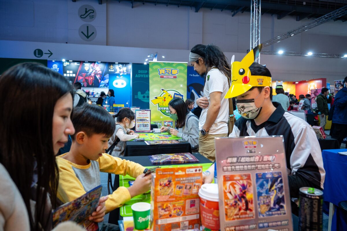 2024_電玩展攤位桌遊區知名的寶可夢集換式卡牌遊戲(Saka Saka主辦)、擁有深厚人氣的經典《魔法風雲會》與源自知名手遊IP的《碧藍航線對戰卡牌》同樣人氣買氣通通爆棚