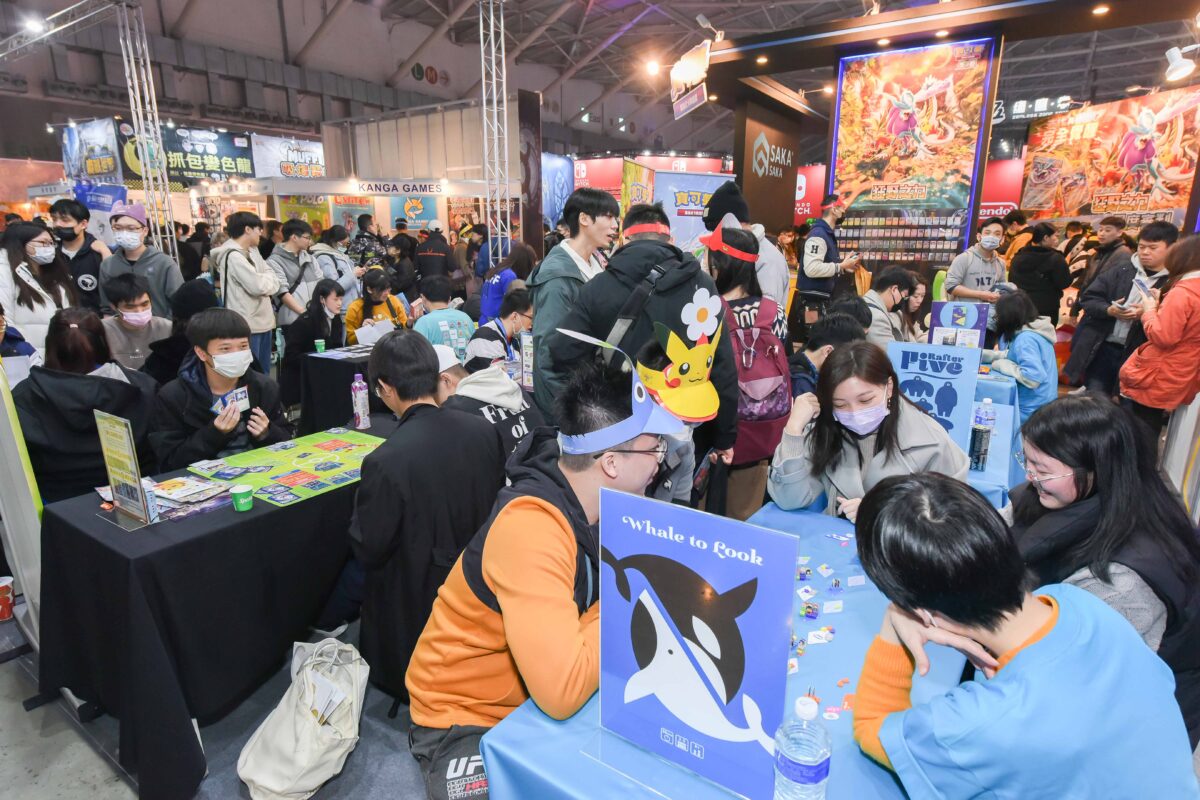 TGS現場不僅可以玩遊戲,還能支持遊戲文化發展!由數位發展部數位產業署規劃的「Friendly Gaming Wall—遊戲巷弄街,友善塗鴉牆」,透過體驗互動,展示2023年獲選的12款友善遊戲